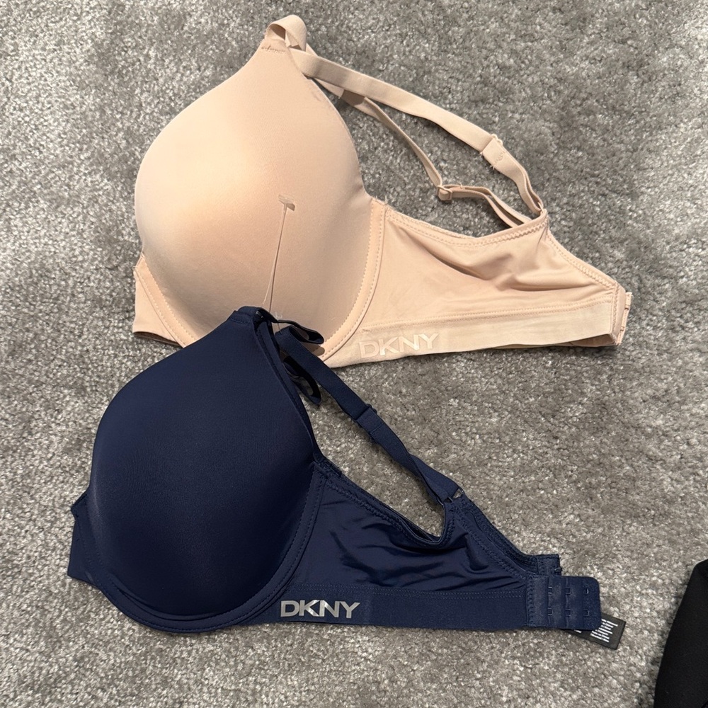 DKNY Women's Bra Set - Navy and Beige
NEW NO TAGS